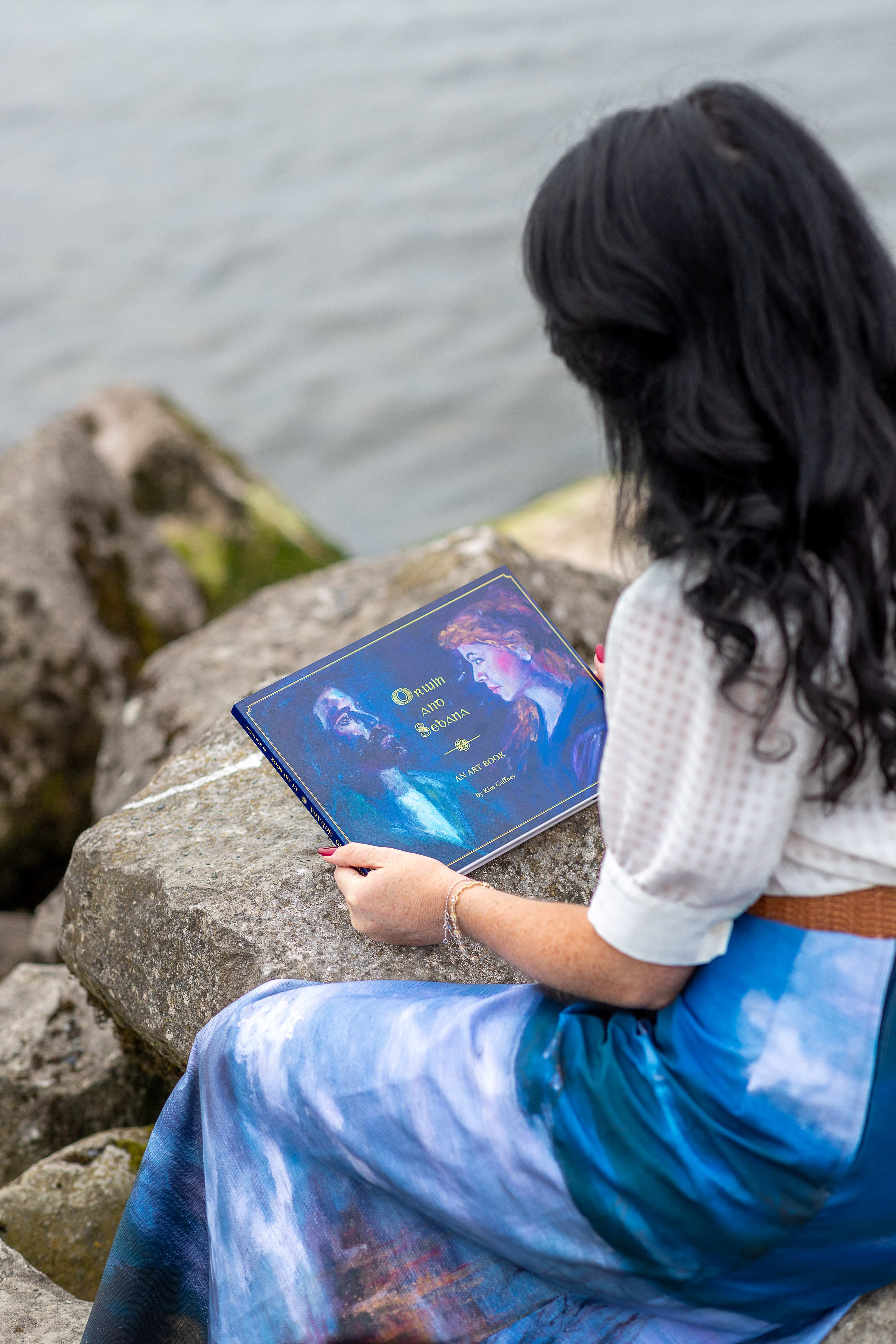 Kim-Gaffney-holding-book-on-lakeshore-over-shoulder-Gem-Carew-Photography